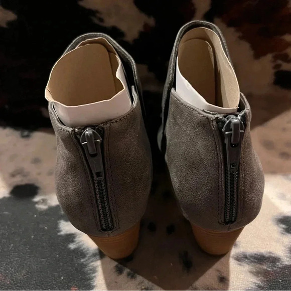 Report Clarice Heeled Booties Ankle Boots Gray Size 6.5W NEW - Picture 5 of 7
